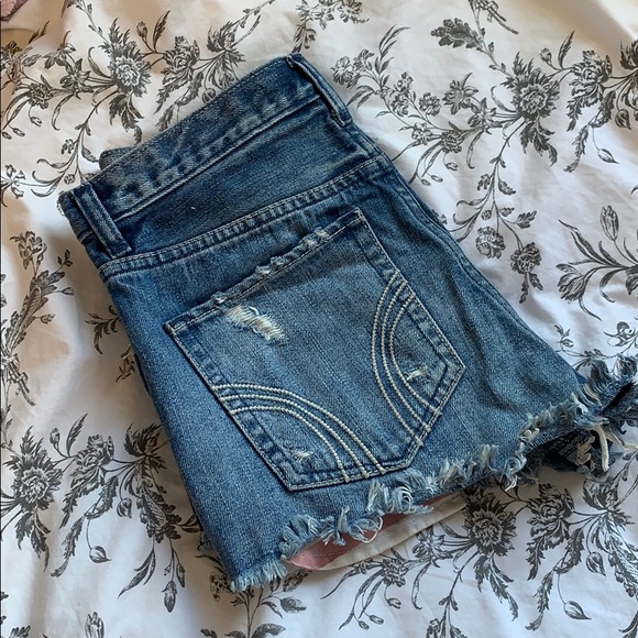 Hollister Highwaisted Booty Shorts - Picture 3 of 6